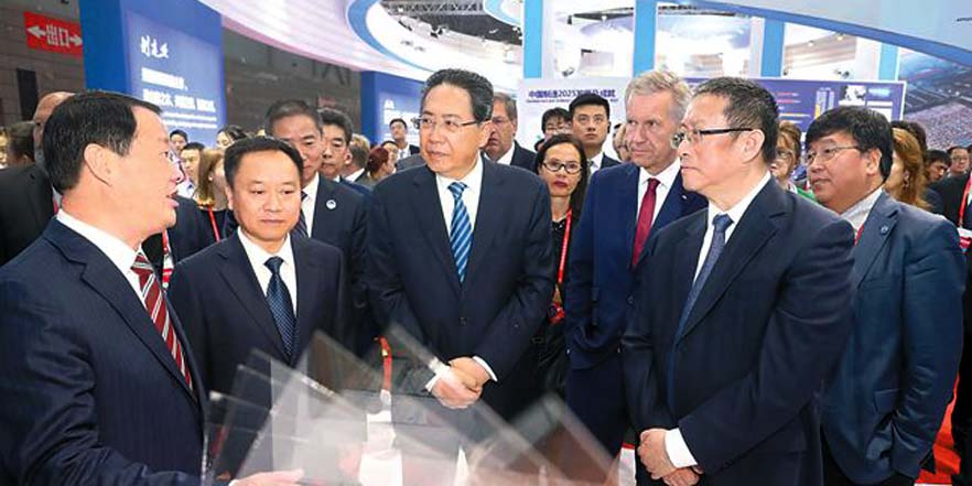 郑建邦武尔夫等考察2018世界制造业大会和中国国际徽商大会展馆
