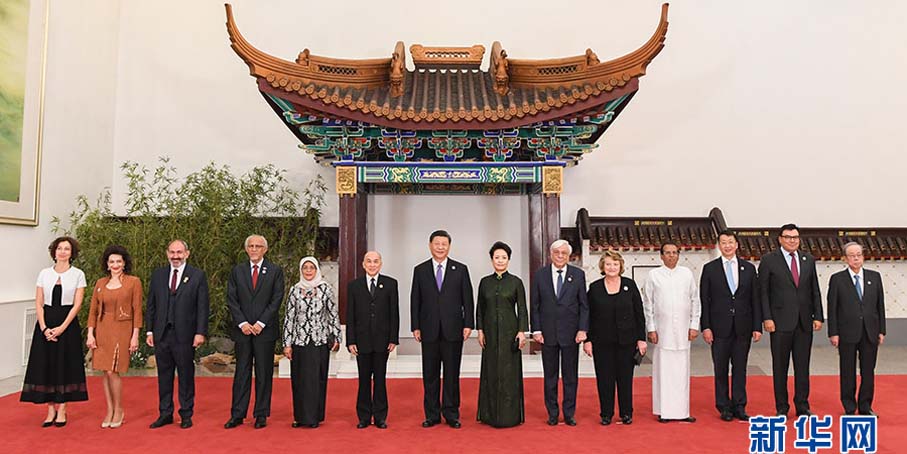 习近平和彭丽媛欢迎出席亚洲文明对话大会的外方领导人夫妇及嘉宾