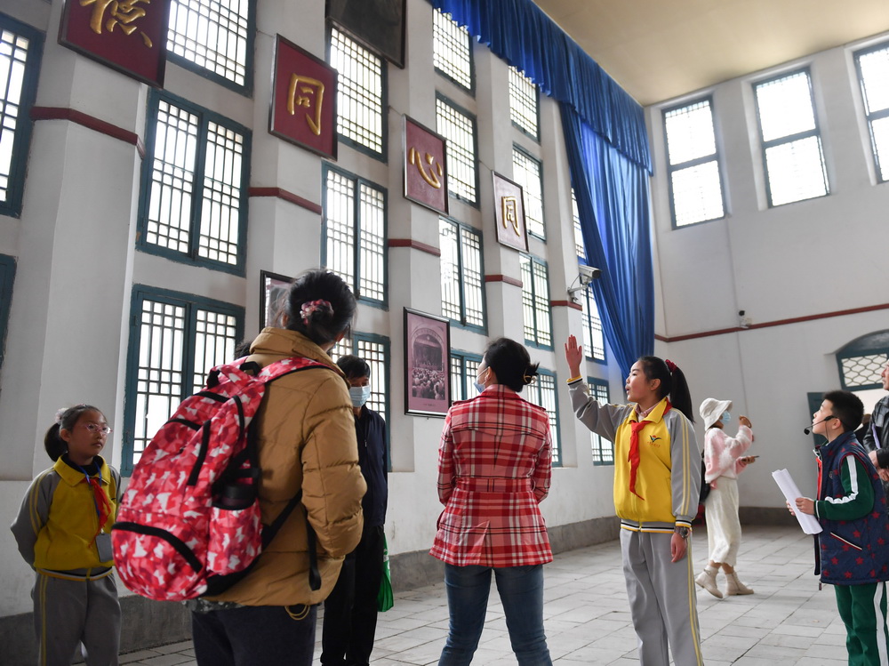 3月28日，参观者在陕西延安杨家岭革命旧址参观。