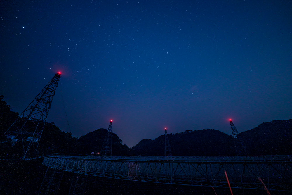 3月30日拍摄的“中国天眼”夜景（维护保养期间拍摄）。