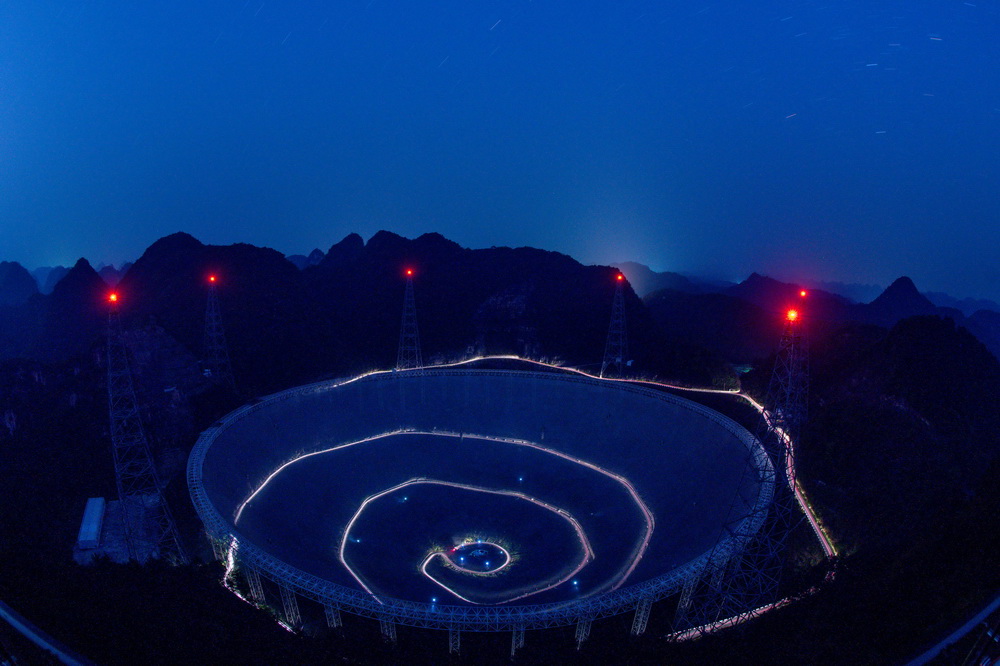 3月30日拍摄的“中国天眼”夜景（维护保养期间拍摄）。