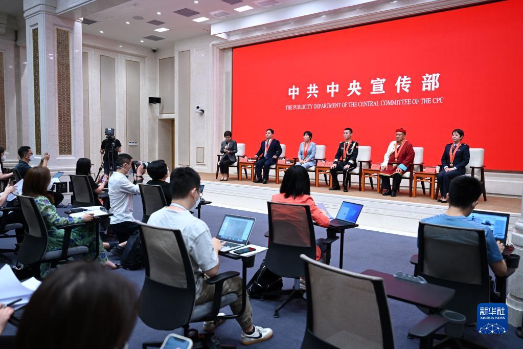 为群众的幸福努力奋斗――5位“人民满意的公务员”代表共话使命担当