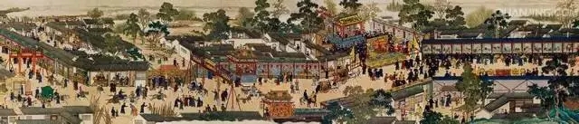 这就是描绘康熙六十大寿“庆生”场面的《康熙帝万寿庆典图》局部图。《康熙帝万寿庆典图》全长39.39米，几乎是《清明上河图》的8倍，描绘人物1.8万多个，更是将《清明上河图》的824个人物远远甩在身后。