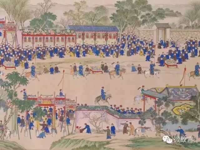 这就是描绘康熙六十大寿“庆生”场面的《康熙帝万寿庆典图》局部图。《康熙帝万寿庆典图》全长39.39米，几乎是《清明上河图》的8倍，描绘人物1.8万多个，更是将《清明上河图》的824个人物远远甩在身后。