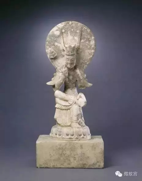 △思惟像是曲阳地区颇具特色的佛教形象，这身思惟菩萨像，宝缯高高地扬起，手持长茎的莲花，头光似圆月当空，菩萨支颐沉思，露出淡淡的微笑。（慈宁宫雕塑馆）