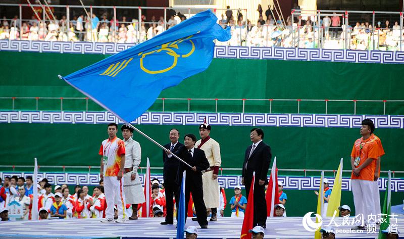 本届主办方与下一届主办城市进行会旗交接仪式