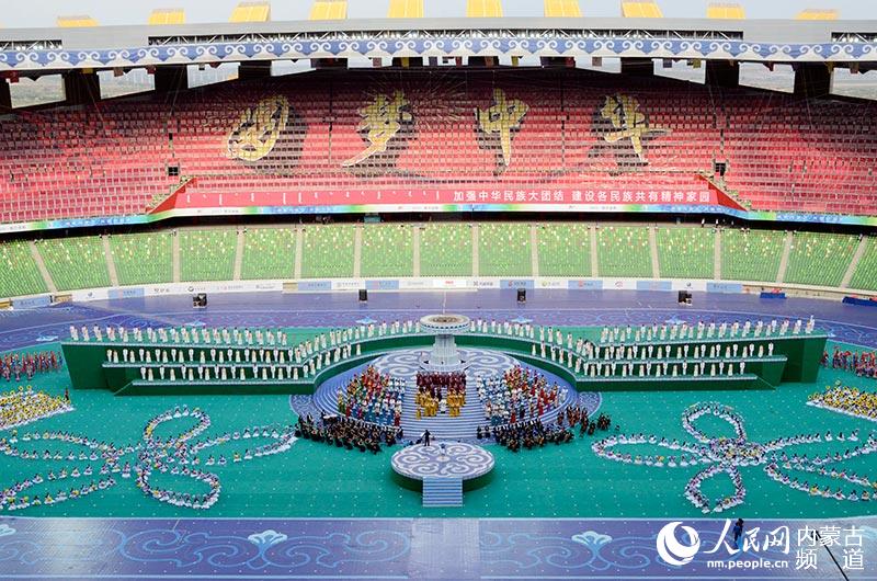 数百人的交响乐团和300人的合唱团现场激情演绎