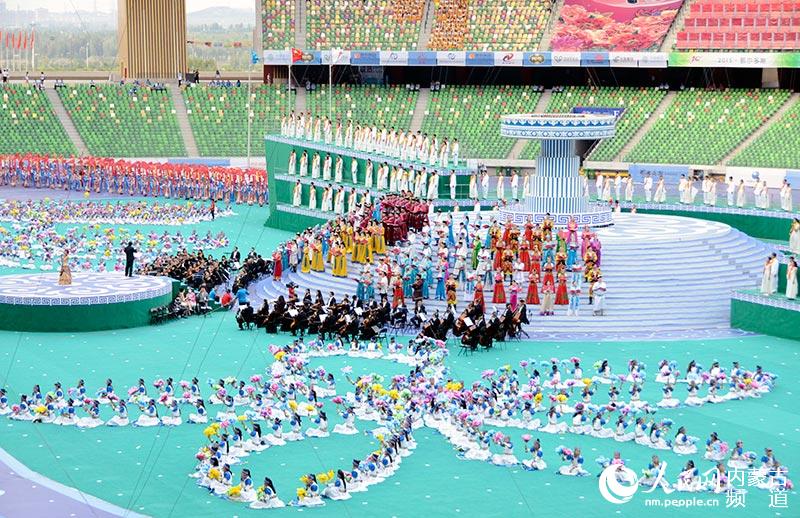 融合民族特色与现代元素的广场歌会，传递团结友爱的丰富内涵