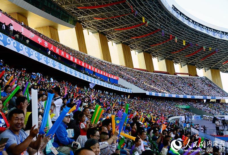 现场观众热情欢呼