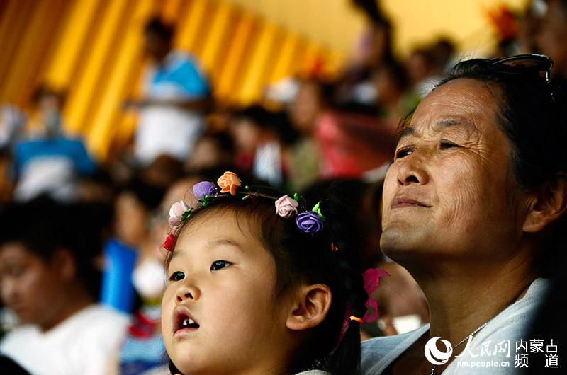 观众凝神观看精彩的演出