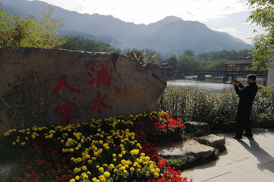 游客在桂林漓水人家景区拍照