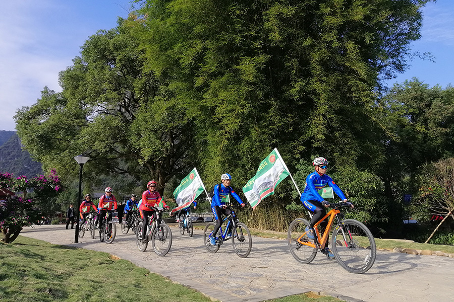 骑行爱好者在山水人家景区内骑行