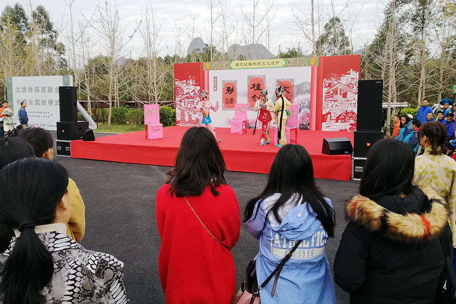 游客在桂林桃花湾旅游度假村欣赏戏剧