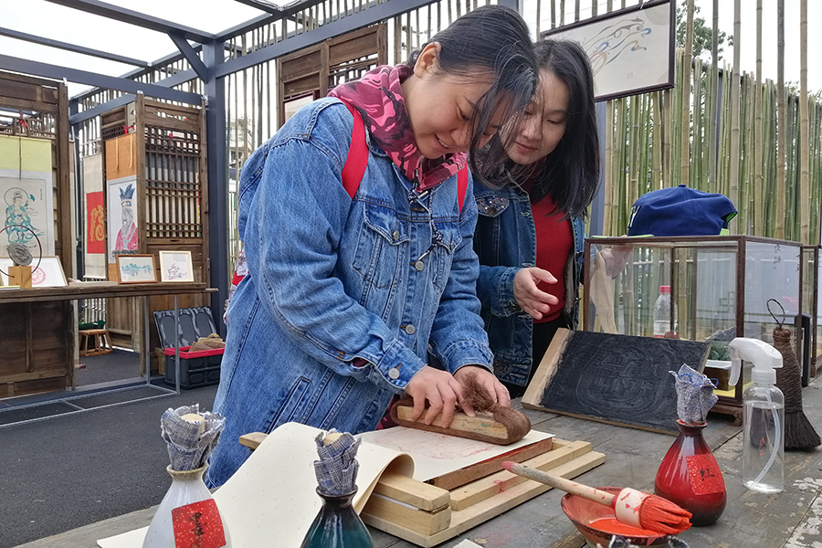 游客在桂林桃花湾旅游度假村体验雕版套印