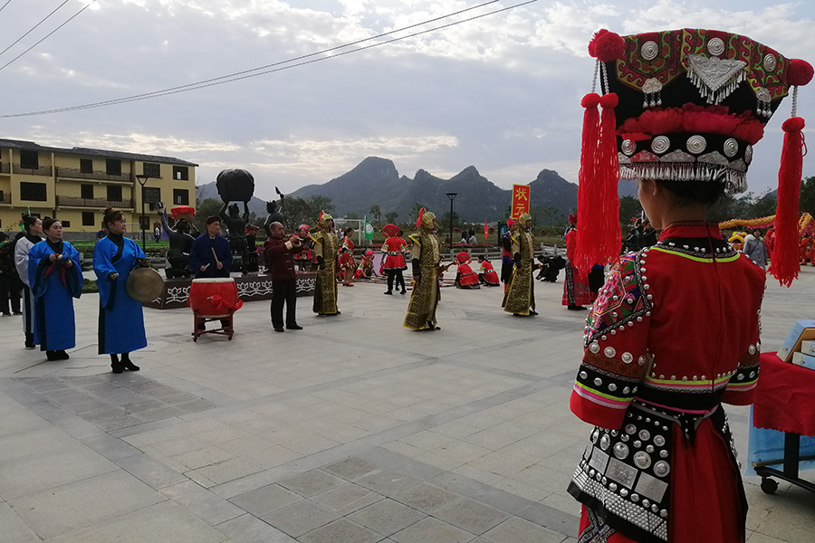 桂林芦笛三村的表演队