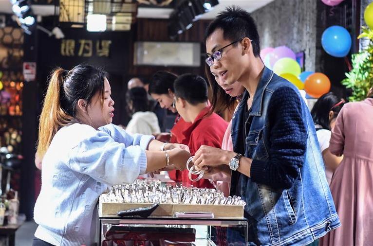 阳朔西街夜经济人气旺