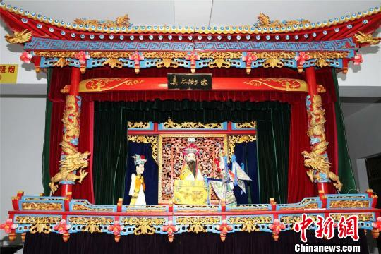 “一人戏班”闹新春：探“非遗”单档布袋戏的传承路