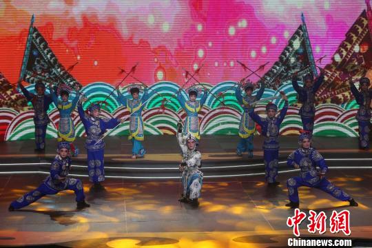晚会内容新颖，表演形式多样。 张茜翼 摄