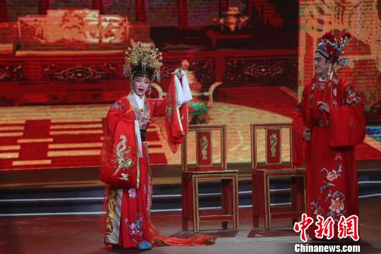 图为当晚精彩的表演。 张茜翼 摄