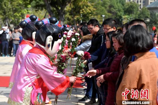 传统请花民俗体验。 吕明 摄
