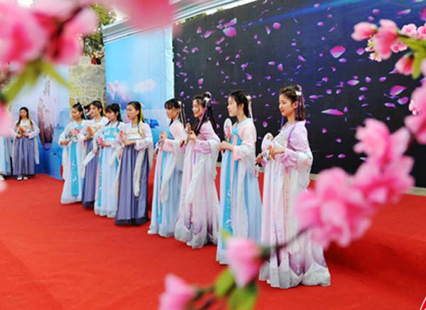 “大美无为芳华红庙”