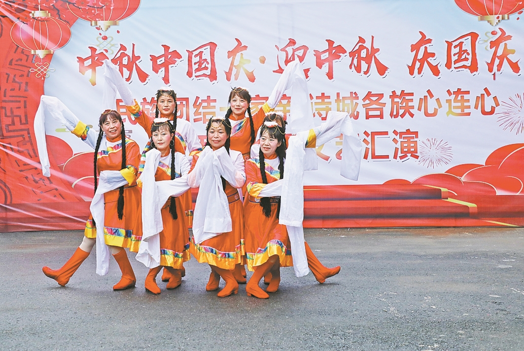 歌舞表演迎“双节”