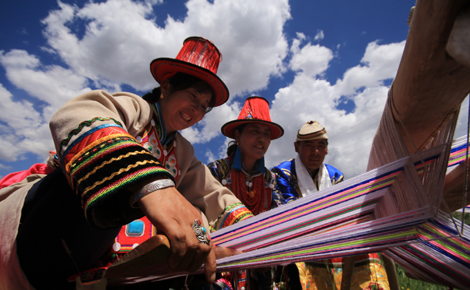 裕固族的老百姓对于自己民族文化的保护有些什么独特的地方？政府又做了哪些具体的保护措施？