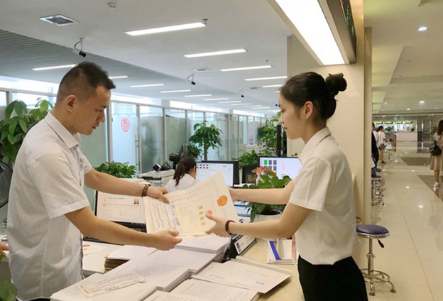 夯实数据基础支撑，梳理政务服务事项，加快推进网上平台应用，企业和群众办事‘一证通用、一次登录、全网通办’。