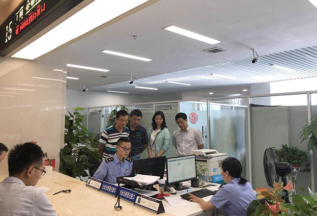 办事‘只进一扇门’，大力推进‘群众办事不求人’改革，让企业和群众办事少跑腿、更便捷、更有效率。