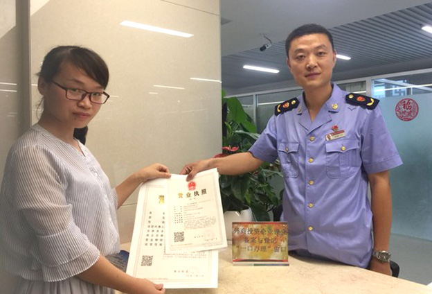 进驻各级政务服务中心事项将努力做到‘最多跑一次、多次是例外’。推动跨部门、跨层级联办事项实现‘最多跑一次、一次就办成’。