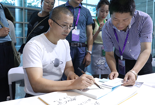 我的写作在一个精神性的空间里展开