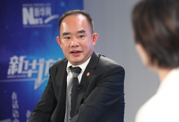 从前只是帮助他们融入当地社会，而现在的我们也帮助新加坡人走出去。