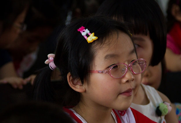 需要给孩子散瞳验光来判断