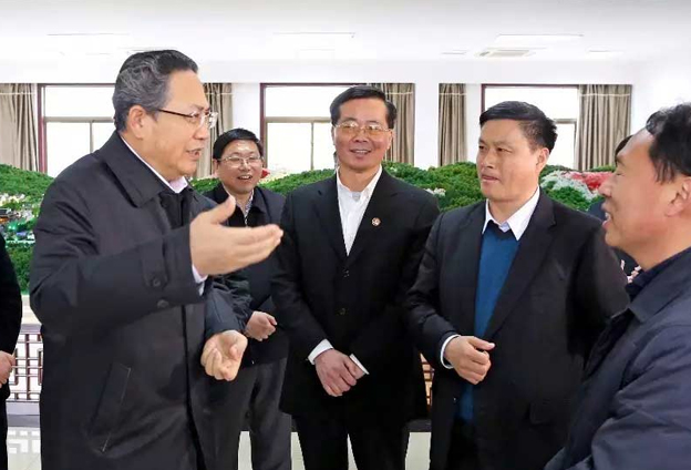 采取既有温度、更有力度的硬招实招，着力打造一流营商环境