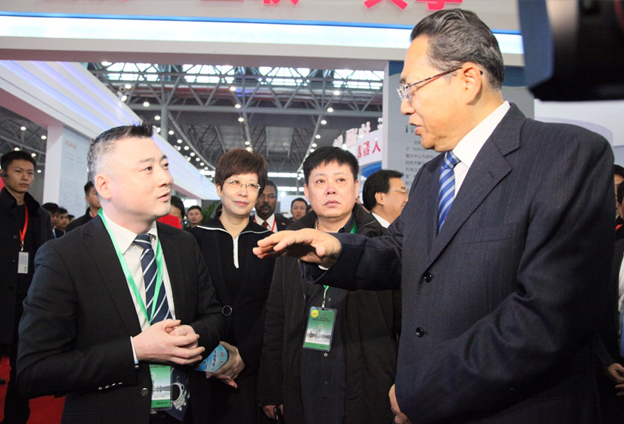 别分亲疏，一视同仁搞好服务；平时多沟通，遇事好商量，真正做到‘清’上加‘亲’