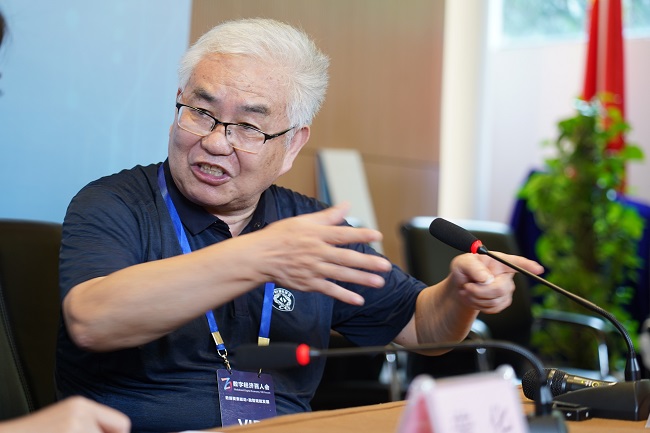 发展人工智能，需要培养懂算法的人