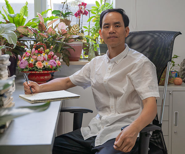 这个男人，很爱花