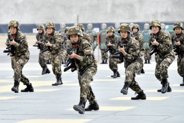 解放军和武警部队在练