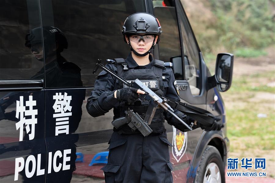 警花狙击手：“不爱红