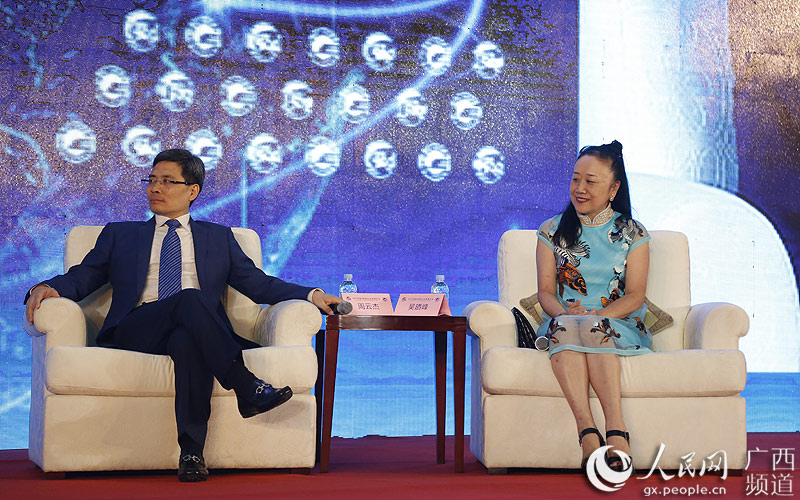周云杰与吴廼峰接受主持人提问

