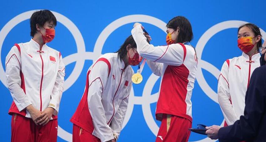 张雨霏摘中国游泳东京首金 女子接力中国队破世界纪录夺冠